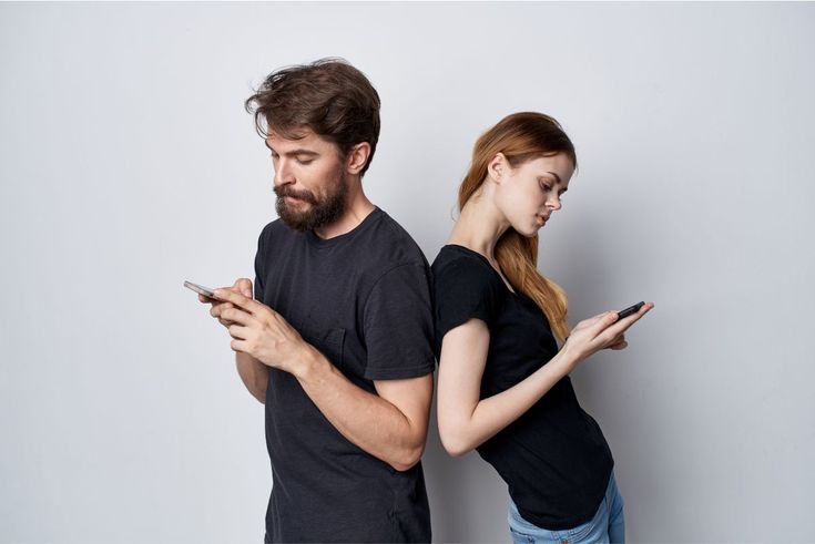 Girlfriend Ignoring Messages – Psychology Explained